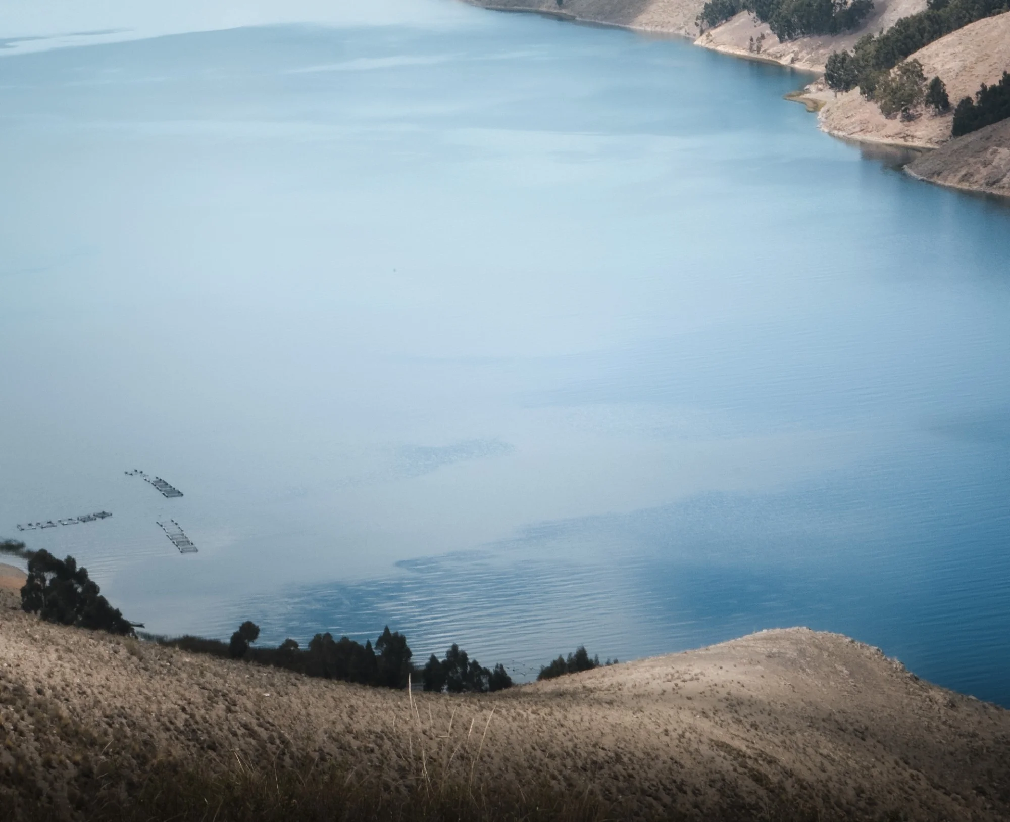 Vue aérienne d'un lac de montagne