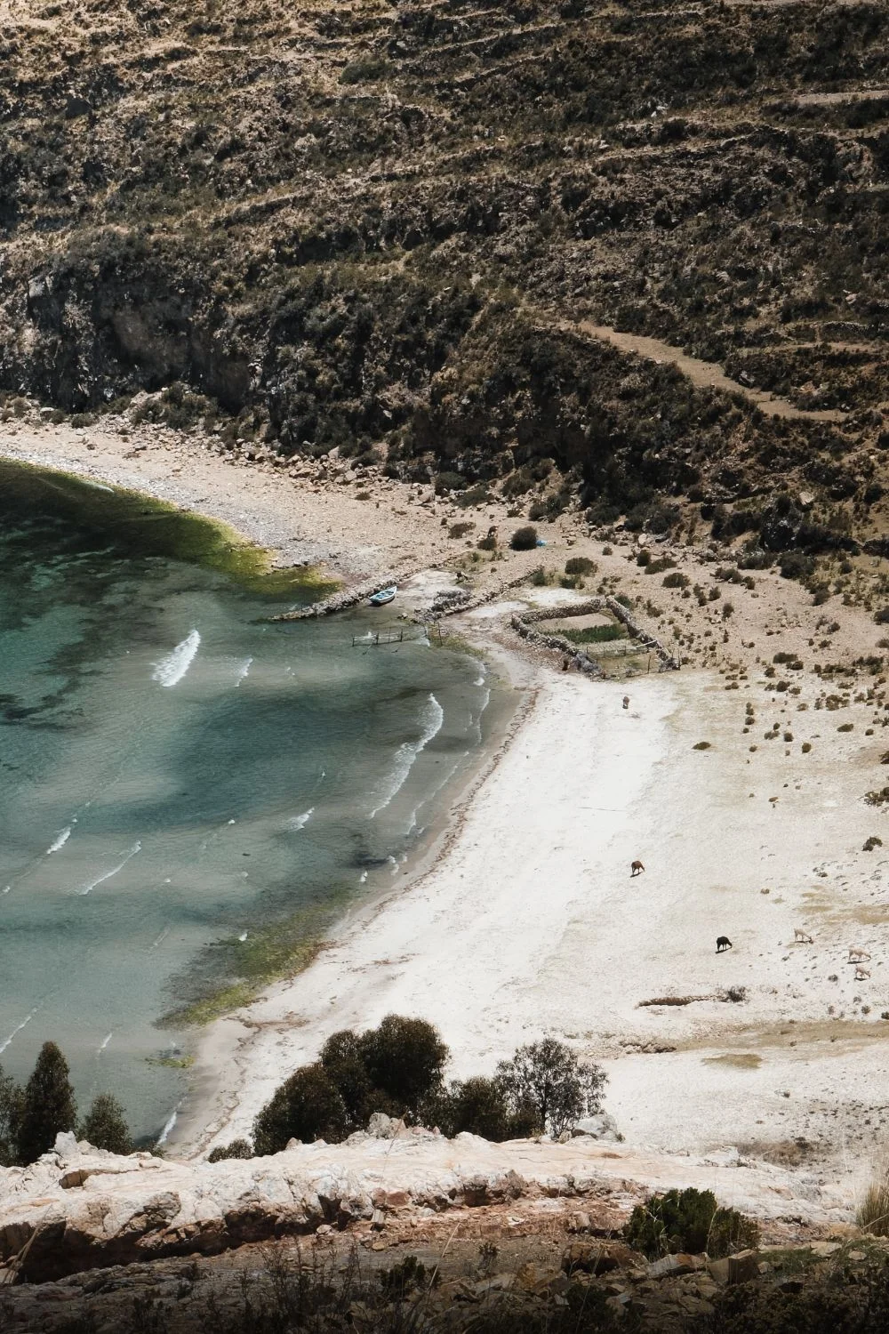 Vue aérienne d'une plage et d'un lac turquoise